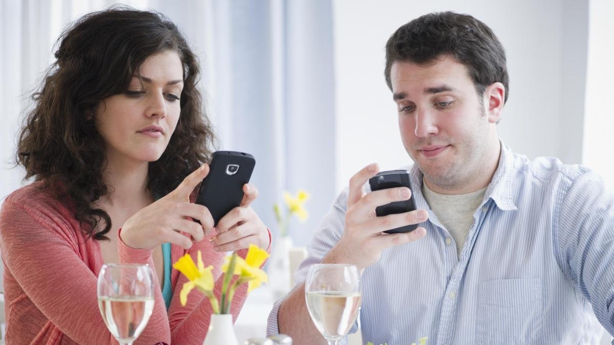 Jealous couple texting
