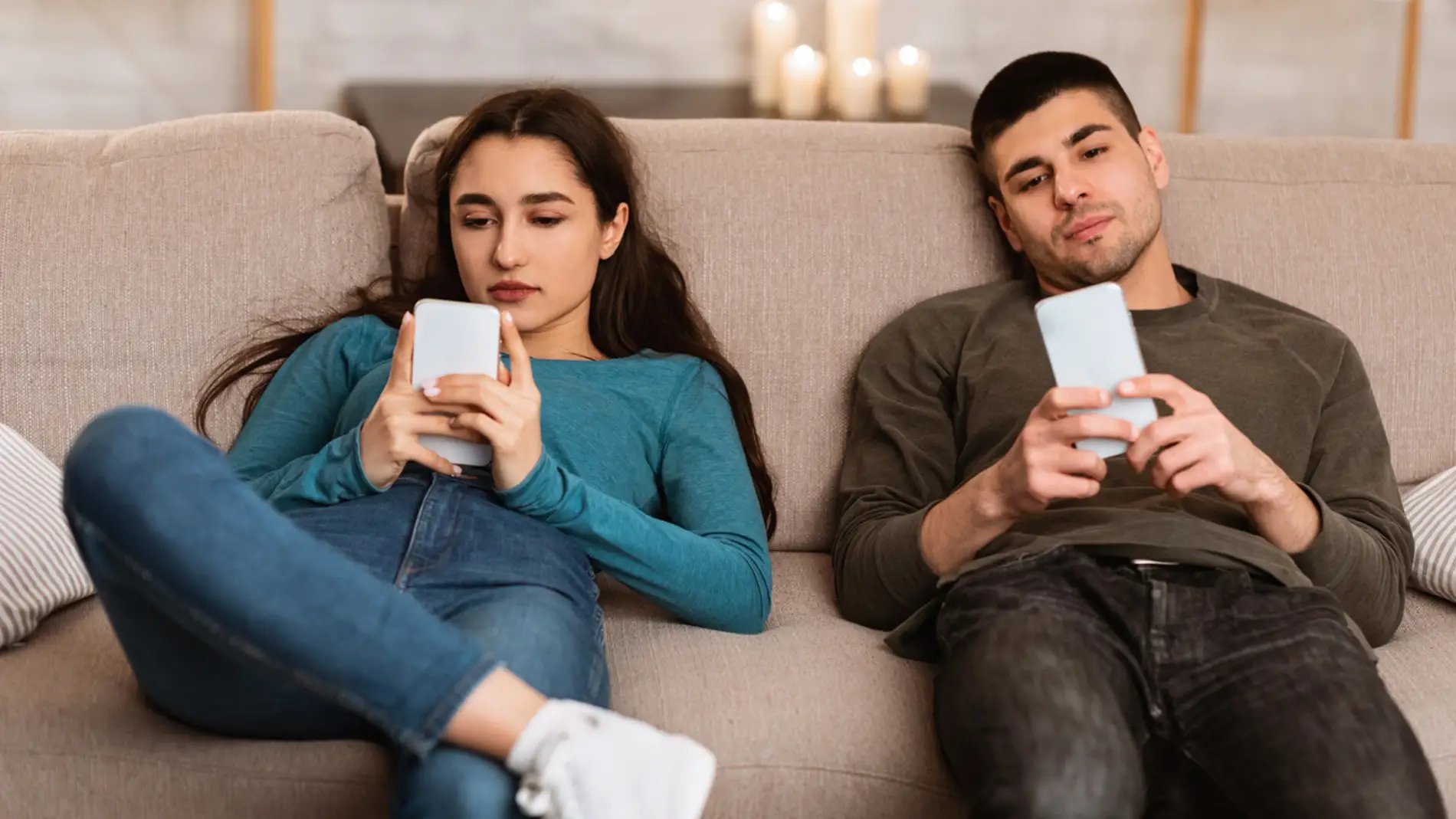 Distant couple texting