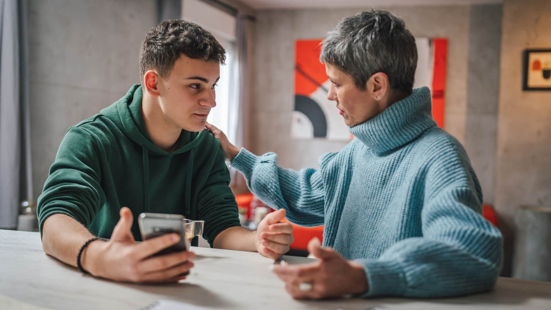 Teen comunicating